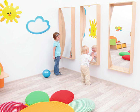 Reflecting Knowledge: How Educational Mirrors Transform Learning Environments