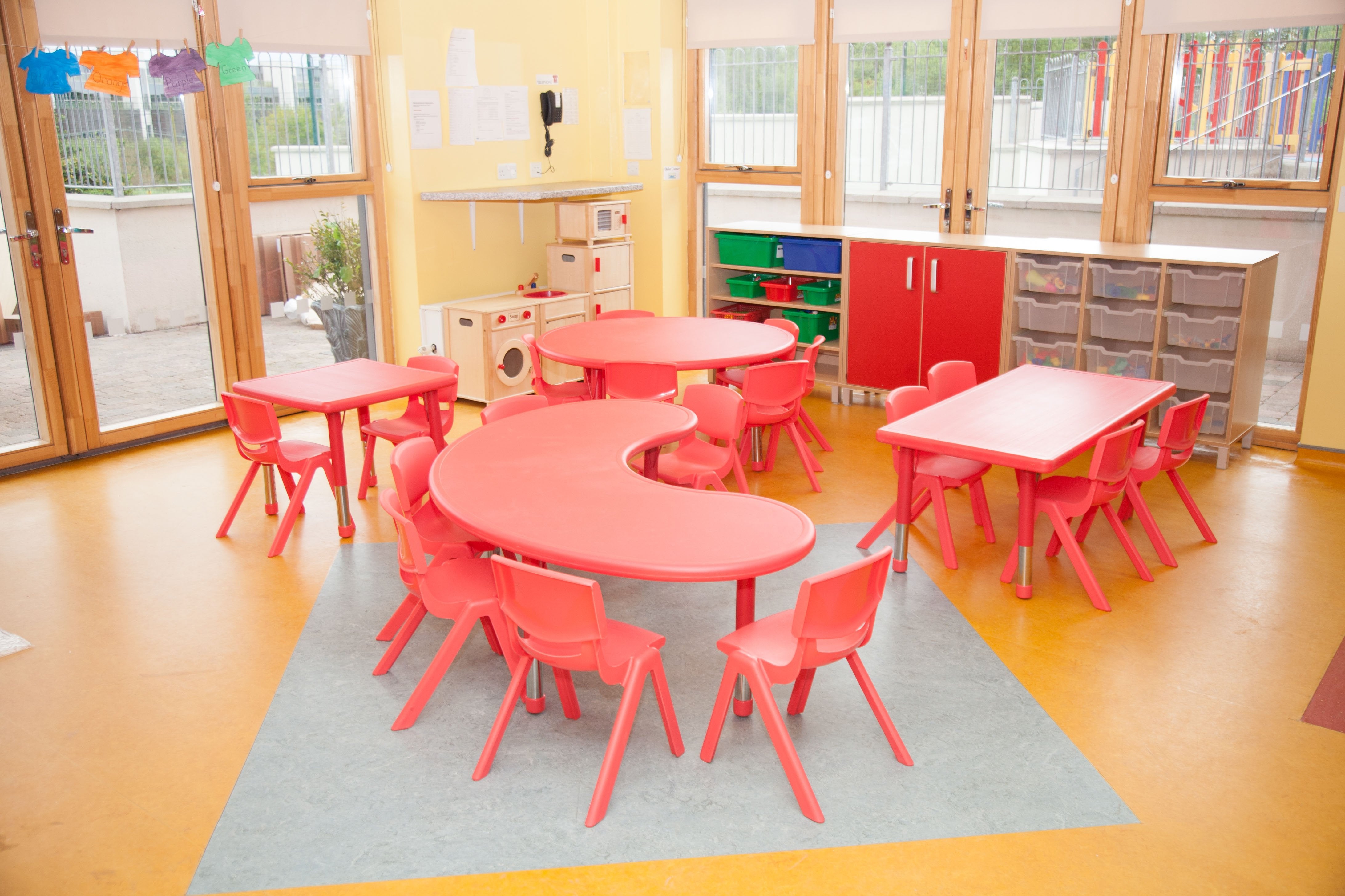 EASE Classroom with Plastic Chairs 34cm