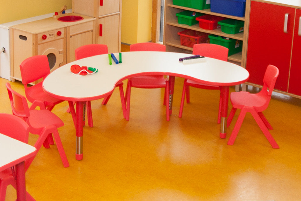 Adjustable Polyethylene Horseshoe Table with Magnolia Top & 6 chairs 30cm